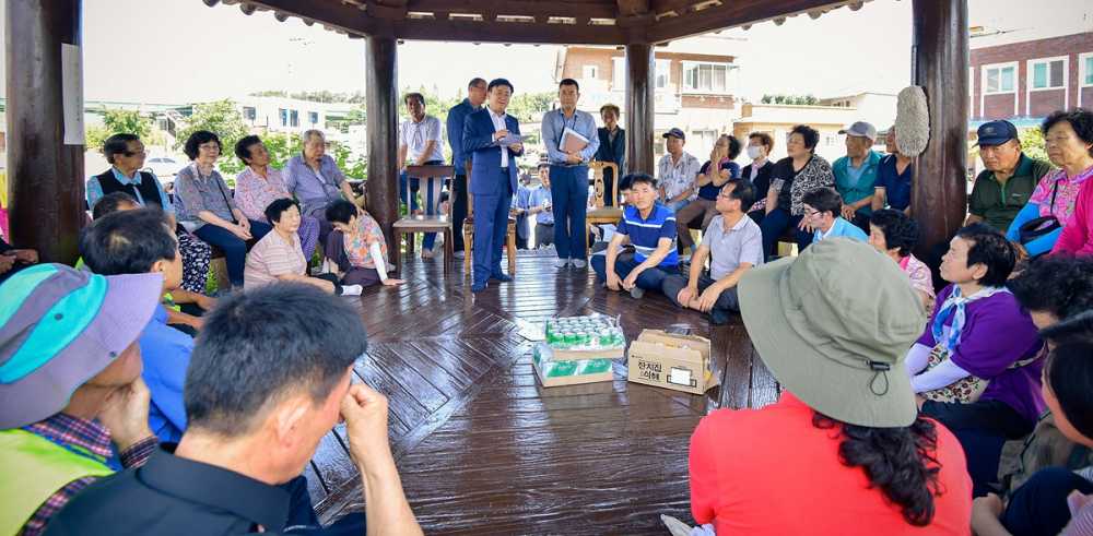 ▲ 정기명 시장이 덕양2구 마을 정자에서 주민들에게 마을 숙원사업 추진 계획을 설명하고 있다. 