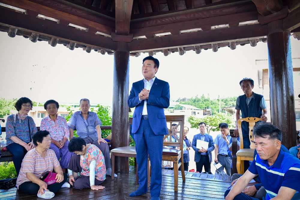 ▲ 정기명 시장이 덕양2구 마을 정자에서 주민들에게 마을 숙원사업 추진 계획을 설명하고 있다. 