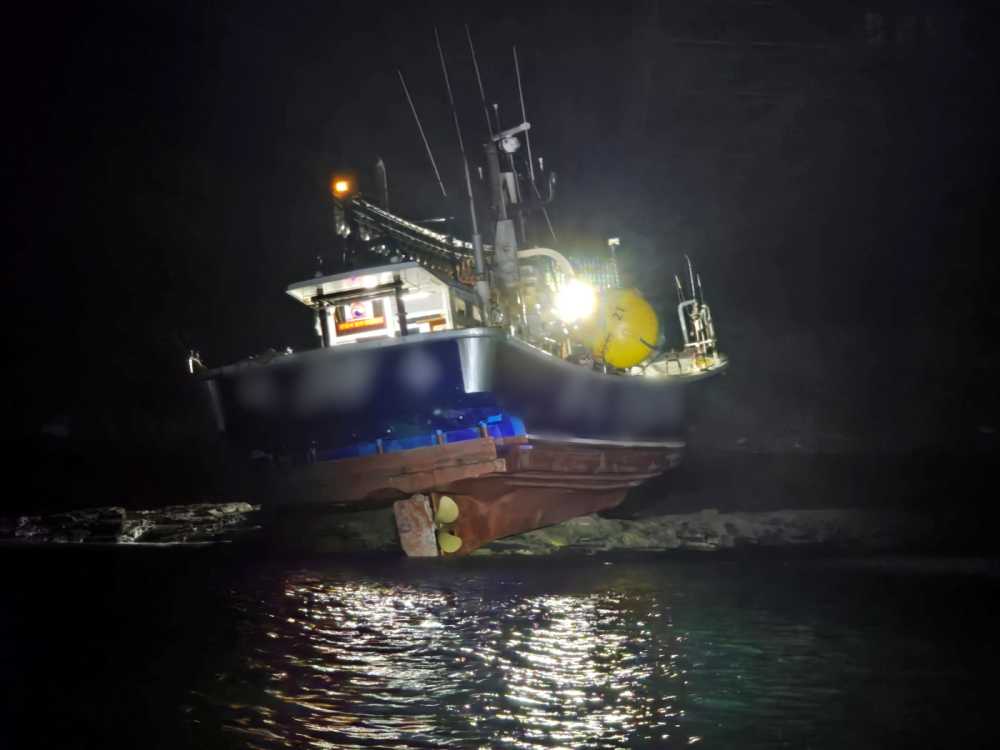 ▲ 암초에 좌초된 낚시어선