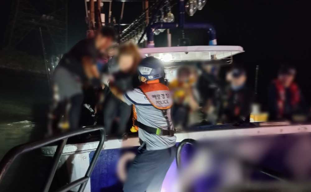 ▲ 좌초 낚시어선에서 승객을 안전하게 이송하는 여수해경