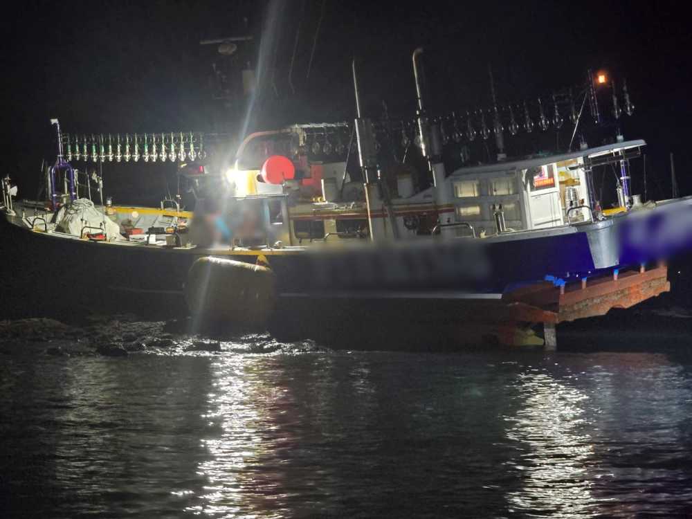 ▲ 좌초 낚시어선에서 침몰 방지 조치 중인 해경