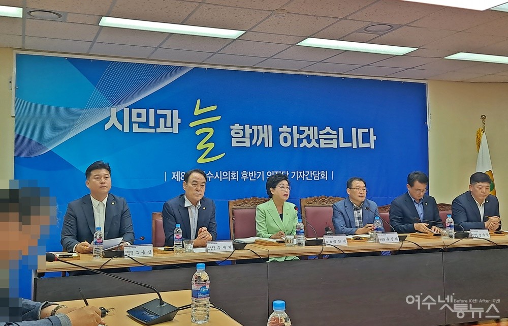 ▲여수시의회가 9일 ‘제8대 여수시의회 후반기 의장단 기자간담회’를 가졌다. (왼쪽부터 고용진 의회운영위원장, 주재현 기획행정위원장, 백인숙 의장, 문갑태 부의장, 강재헌 환경복지위원장, 구민호 해양도시건설위원장) ⓒ조찬현