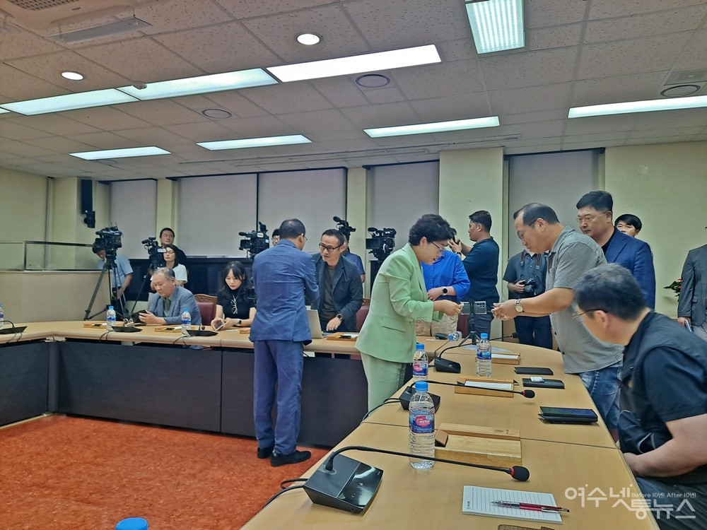 ▲제8대 여수시의회 후반기 의장단 기자간담회에 앞서 백인숙 의장과 문갑태 부의장이 기자들과 인사를 하고 있다.  ⓒ조찬현