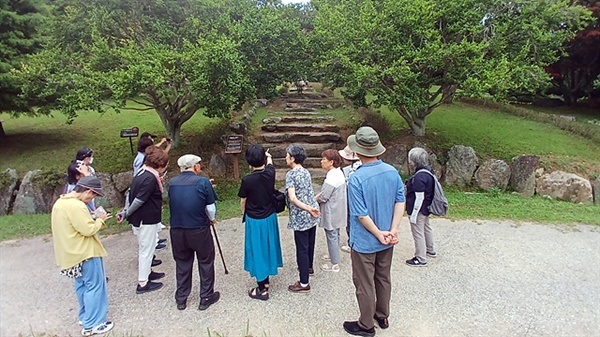 ▲  강선봉씨 한테서 이춘상씨 의거 현장과 4대 수호원장 동상에 대한 얘기를 듣는 방문단원들 모습 ⓒ 오문수