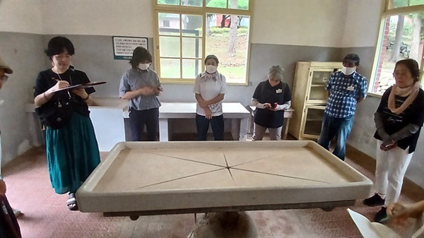 ▲ 검시실을 둘러보는 일본 방문단. 소록도에 계시던 환자가 세상을 떠나면 해부를 한 곳이다. 해부가 끝난 시신은 바로 화장장으로 직행했다. ⓒ 오문수