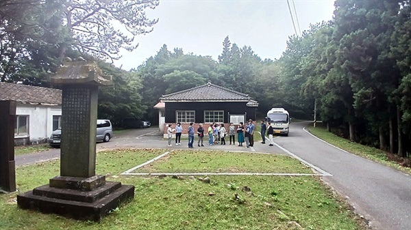 ▲ 국립소록도병원의 전신이랄 수 있는 자혜의원 건물 앞에서 제2대 하나이 원장에 대해 설명을 듣고 있는 방문단원들. 필자 바로 앞에 세워진 비석이 하나이 원장의 공덕을 기리는 창덕비다. ⓒ 오문수