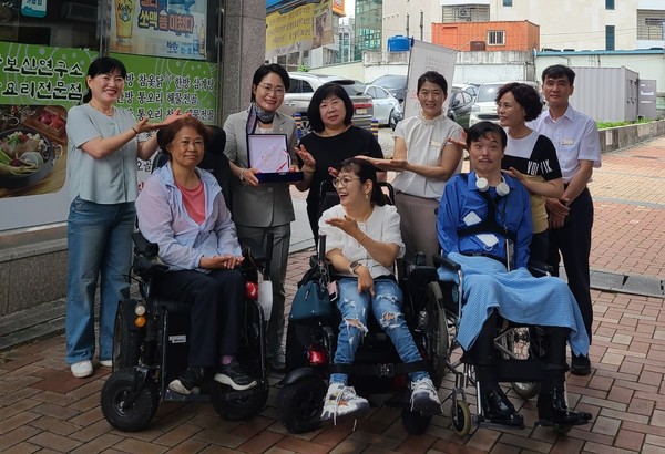 ▲ 민덕희 의원에게 공로패를 전달하며 무장애도시 모니터링단과 함께 하는 모습