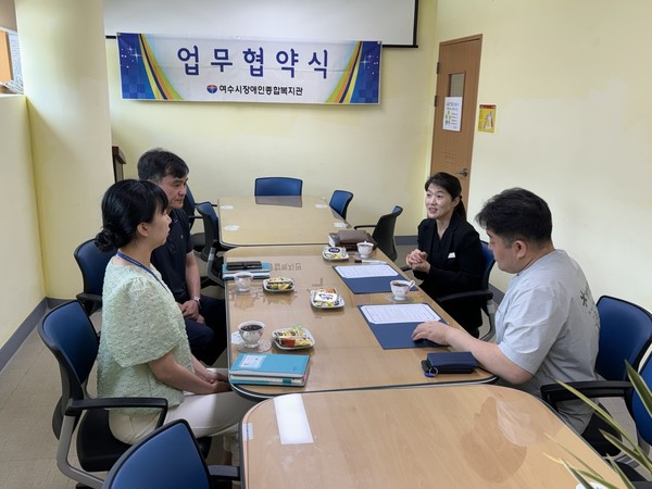 ▲ 여수시장애인종합복지관(관장 최종순) 회의실에서 업무협약 진행 후 다온클럽 이광현 대표와 최종순 관장을 비롯한 복지관 관계자들이 협력 방법에 관하여 논의하고 있다.