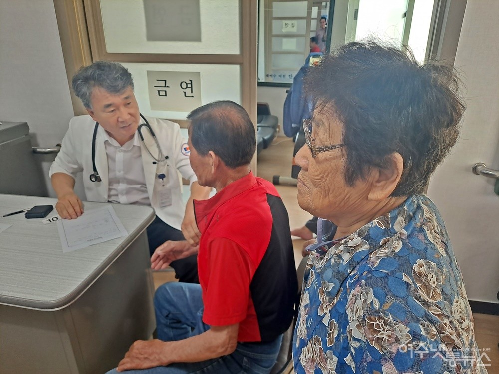 ▲여수중앙병원 박기주 원장이 안도경로당에서 어르신들을 진료하고 있다. ⓒ조찬현