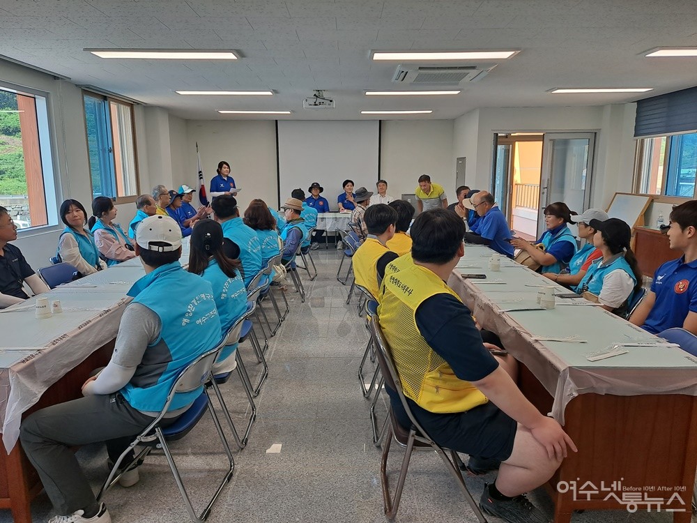 ▲여수넷통뉴스 심명남 대표가 안도 섬마을을 찾아준 자원봉사자들에게 인사를 하고 있다. ⓒ조찬현