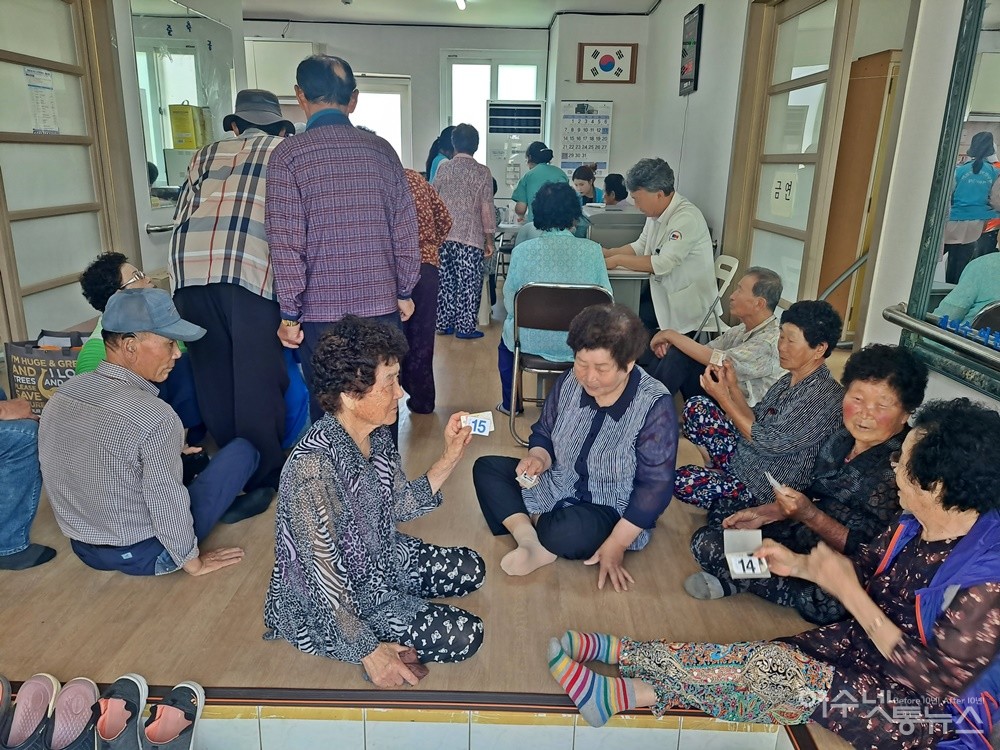 ▲영양수액 주사를 맞기 위해 번호표를 받아든 안도 어르신들이 차례를 기다리고 있다.  ⓒ조찬현