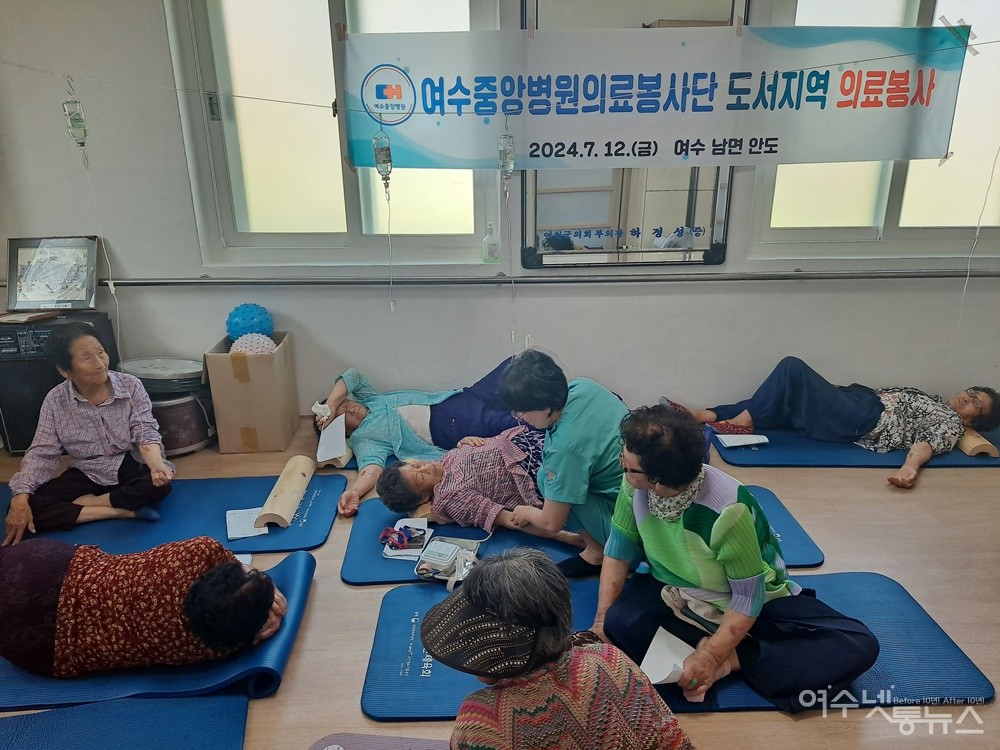 ▲여수중앙병원 의료봉사단이 어르신들에게 영양수액 주사 봉사를 하고 있다.  ⓒ조찬현