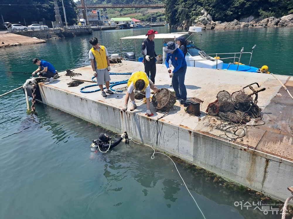 ▲안도항에서 해양환경인명구조단 여수구조대와 한영대학교 학생들이 수중정화 활동을 하고 있다. ⓒ조찬현