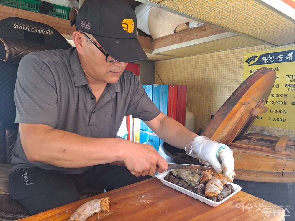 ▲푸드트럭을 몰고 안도 섬마을 봉사에 나선 팔천순대 여수점 조병철 대표다. ⓒ조찬현