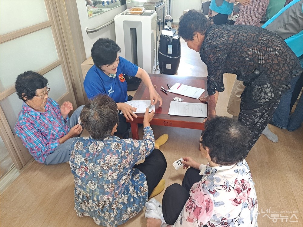 ▲지역구를 이곳에 둔 박성미 시의원도 팔을 걷고 돕기에 나섰다.  ⓒ조찬현