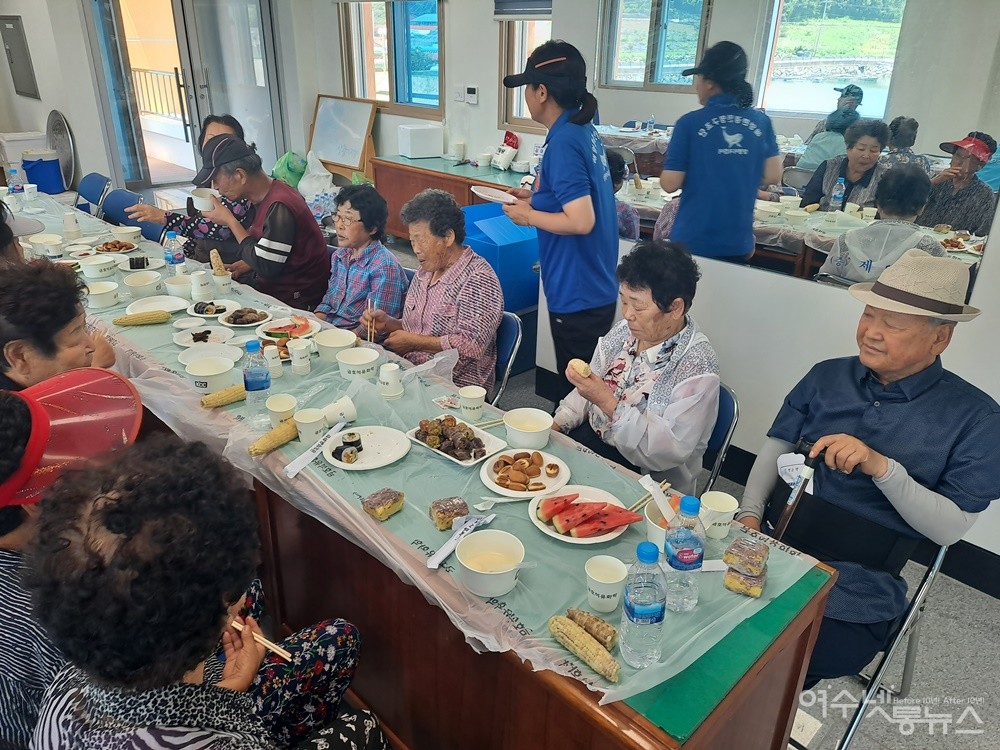 ▲지역민을 위해 봉사자들이 미리 준비해간 김밥과 콩물국수, 모둠 순대, 과일, 커피콩빵 등이 점심시간에 제공됐다. ⓒ조찬현