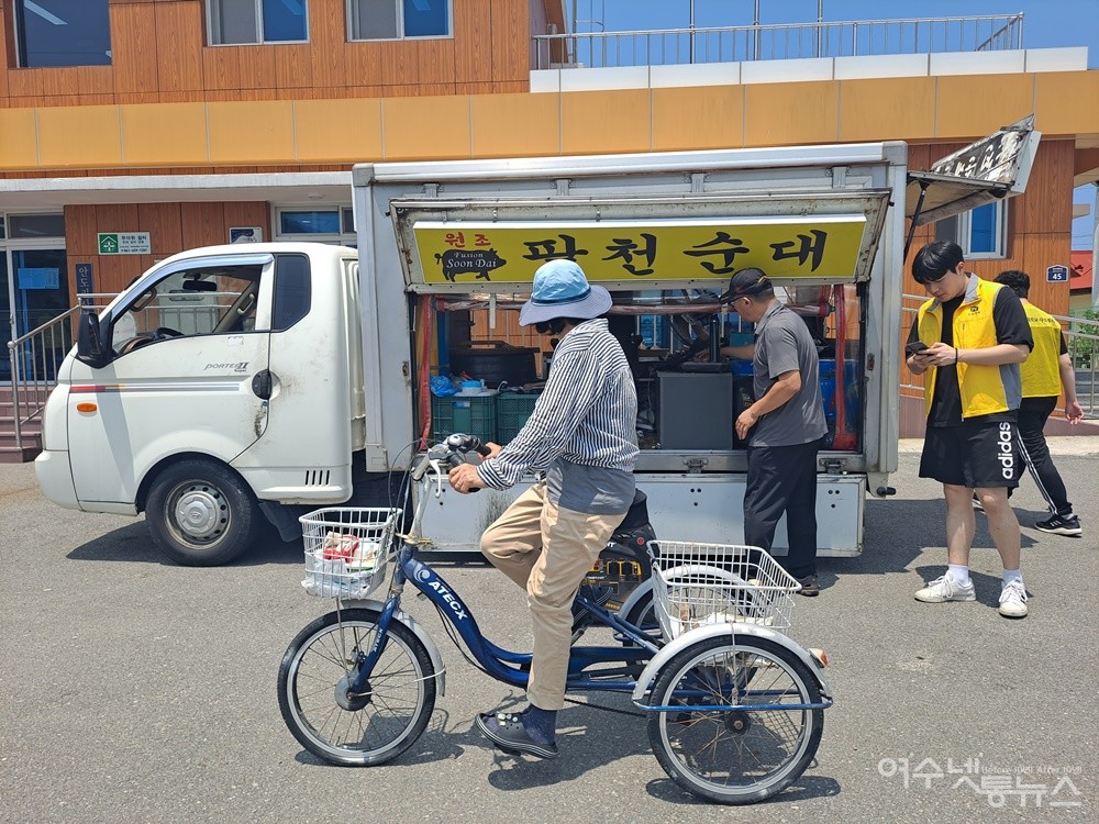 ▲팔천순대 푸드트럭에서 제공한 모둠 순대는 섬마을 어르신들의 인기를 독차지했다. ⓒ조찬현