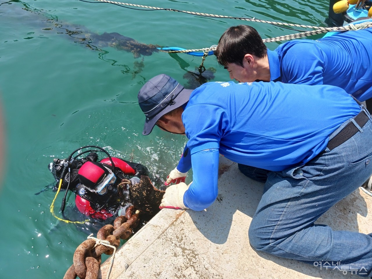 ▲ 수중정화에 나선 다이버가 폐어구를  건져올리고 있다 ⓒ허재구 제공