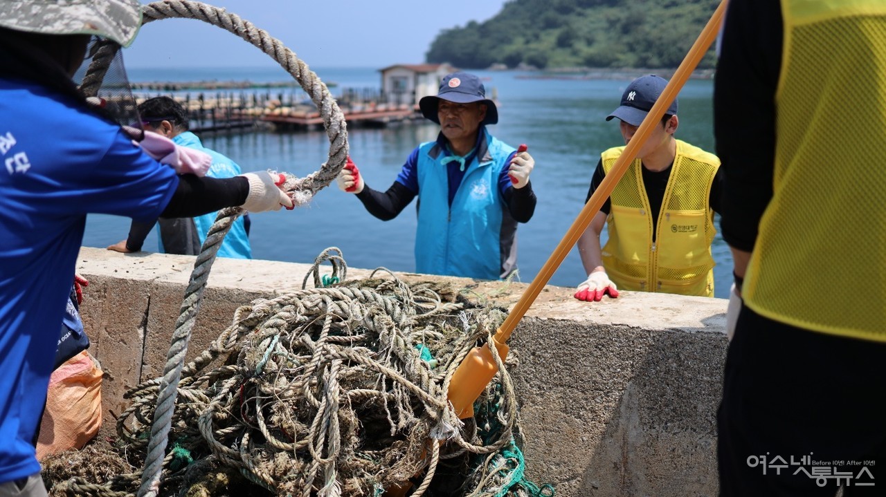 ▲ 해양정화 활동에 나선 회원들이 안도 방파제 앞에 널린 폐어구들을 수거하는 모습 ⓒ허재구 제공