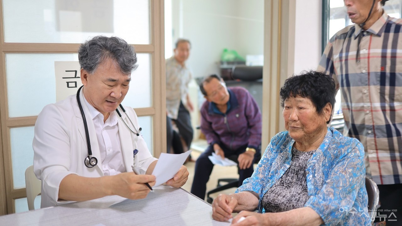 ▲ 의료봉사에 나선 여수중앙병원 박기주 원장이 진찰을 하고 있다 ⓒ허재구 제공