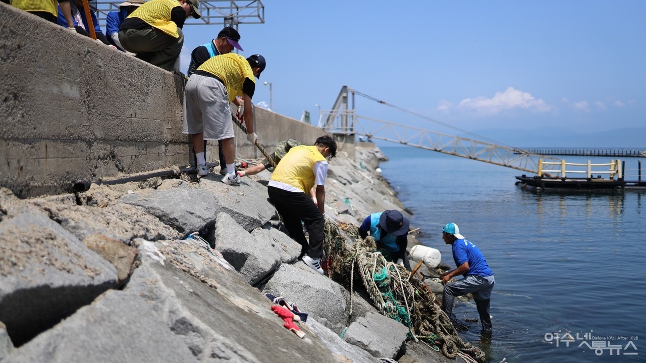 ▲ 한영대 학생들이 으샤 으샤 방파제에 널린 폐어구를 당기고 있다 ⓒ허재구 제공