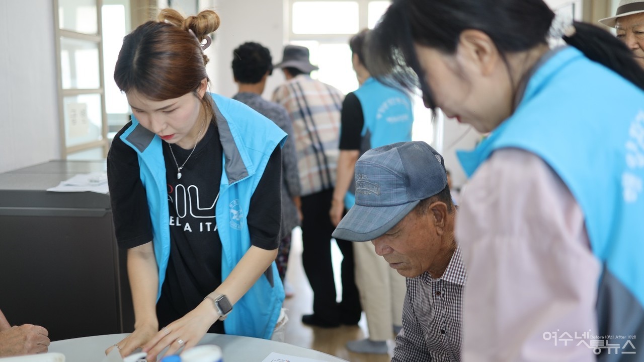 ▲ 해양정화&섬복지 의료지원에 나선 한영대 간호학과 학생들 ⓒ허재구 제공