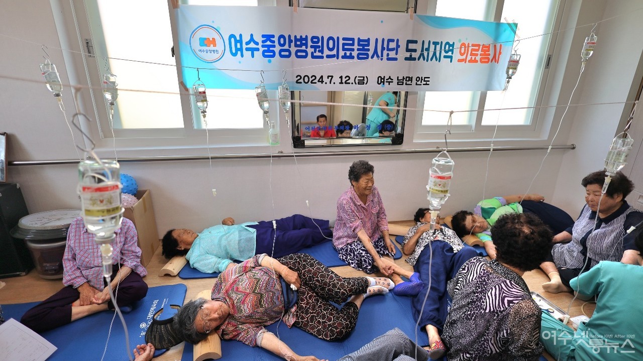 ▲ 안도경로당에서 섬복지 의료지원으로 어르신들이 링거를  맞고 있다 ⓒ허재구 제공