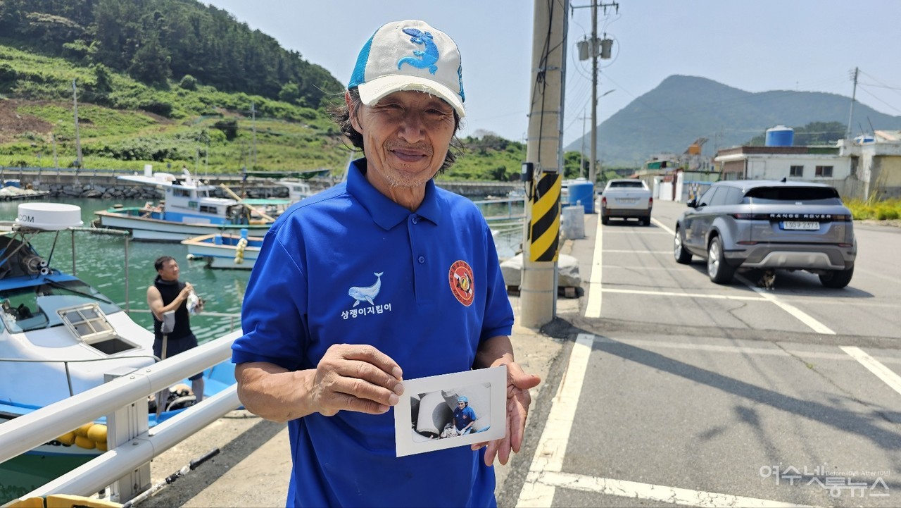 ▲ 장지마을에 귀촌해 재활용품으로 집을 만든 환경미술가 김현규 대원(65세)은 해양쓰레기 근절 방안으로 마을 쓰레기 공동분리대 설치가 시급하다고 말했다 ⓒ허재구 제공