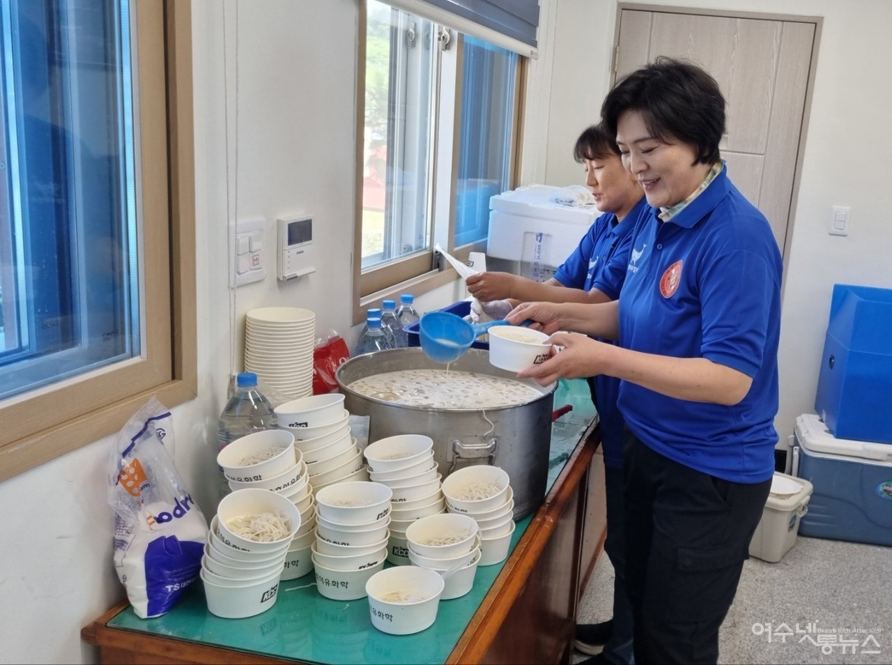 ▲ 해양정화&섬복지 의료지원 지원봉사에 참여한 박성미 의원이 콩국수를 대접하고 있다 ⓒ허재구 제공