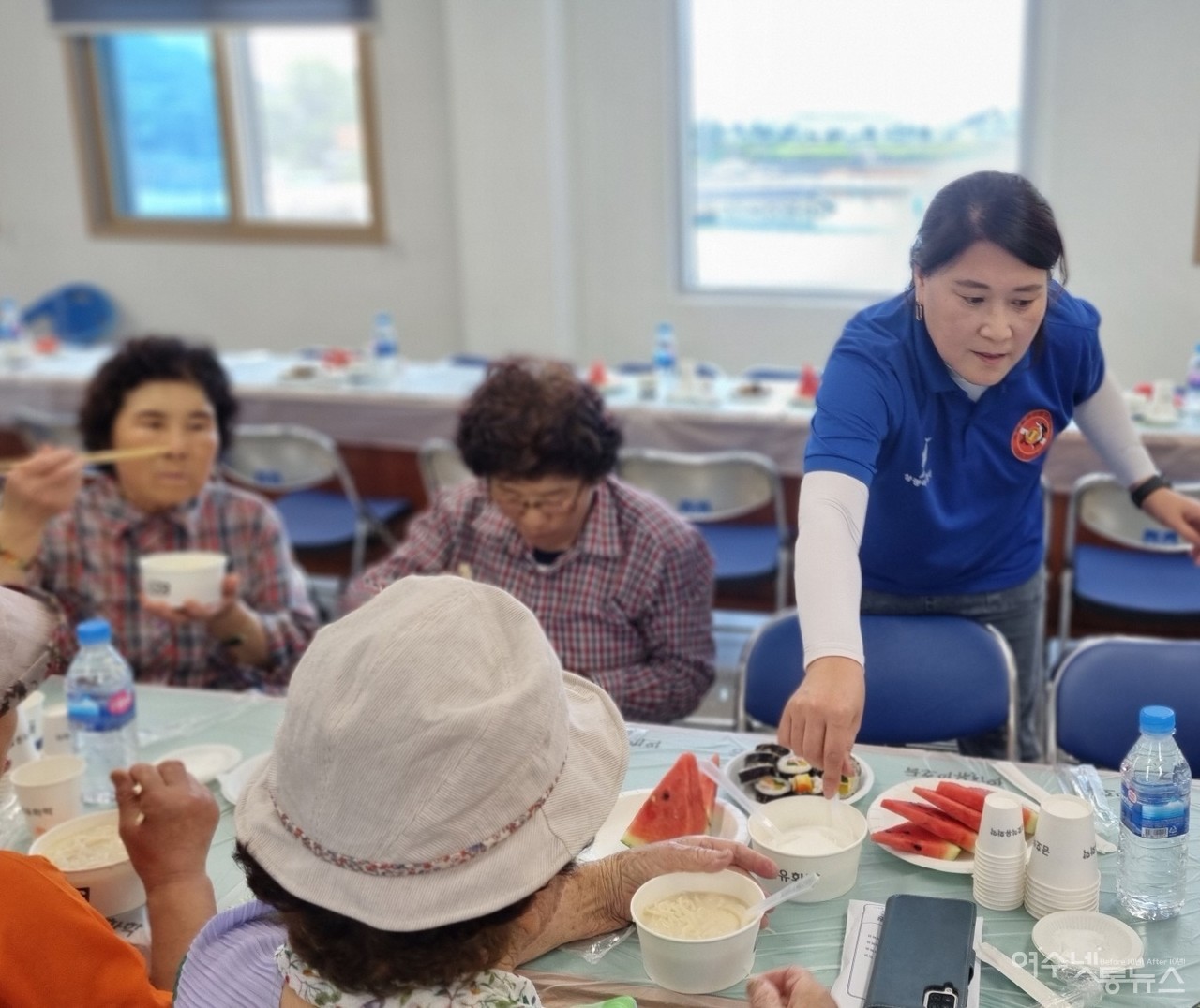 ▲ 해양정화&섬복지 의료지원에 나선 한 회원이 주민들께 식사를 대접하고 있다 ⓒ허재구 제공