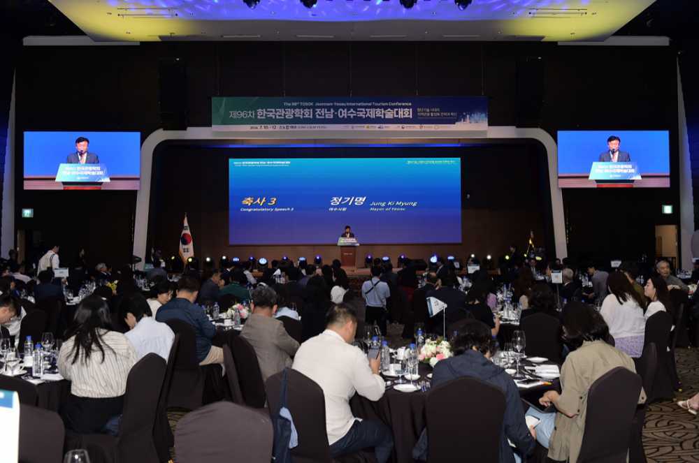 ▲ ‘제96차 한국관광학회 전남·여수국제학술대회’에서 정기명 시장이 축사를 하고 있다.
