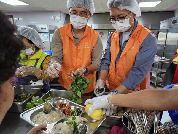 ▲ 초복맞이 기력회복 한방 삼계탕 과 새싹삼을 직접 배분중인 한화에어로스페이스 여수사업장 직원들