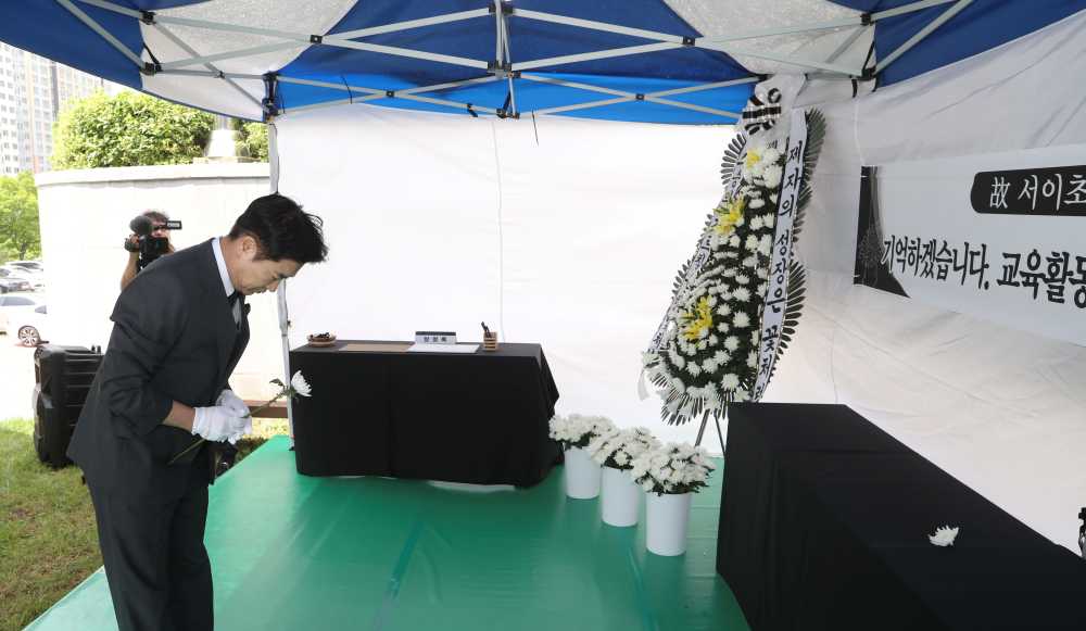 ▲ 김대중 전남교육감이 15일 청사 앞에 마련된 서이초 순직교사 1주기 추모·기억의 공간을 방문해 헌화하고 있다.