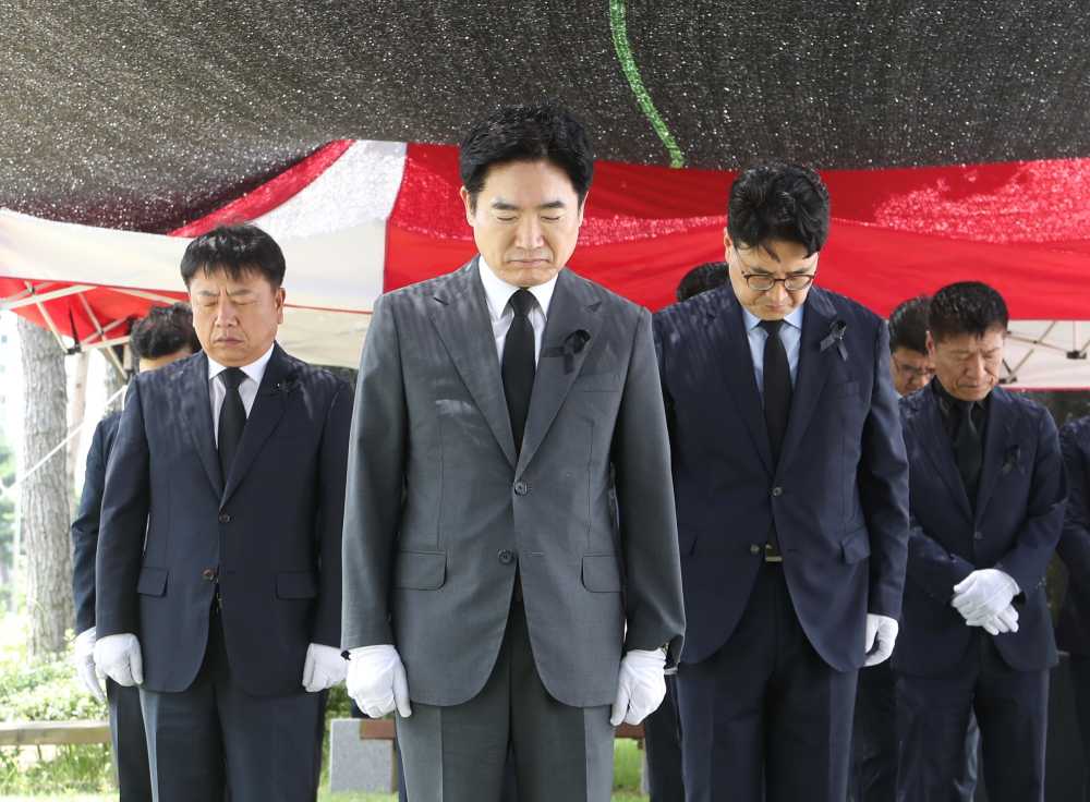 ▲ 김대중 전남교육감과 간부들이 15일 청사 앞에 마련된 서이초 순직교사 1주기 추모·기억의 공간을 방문해 묵념하고 있다. 