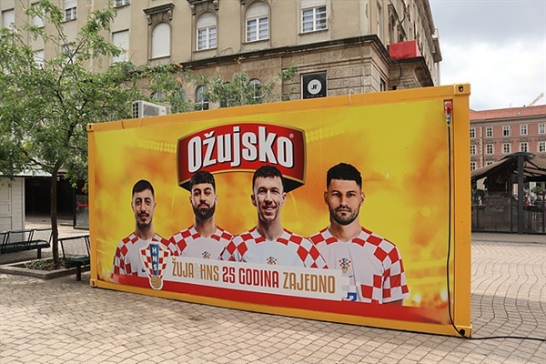 ▲  한국 남자들에게 크로아티아의 존재를 알린 크로아티아 축구 선수들이 크로아티아의 유명한 맥주인 '오쥬스코(Ozujsko) 에 등장했다.