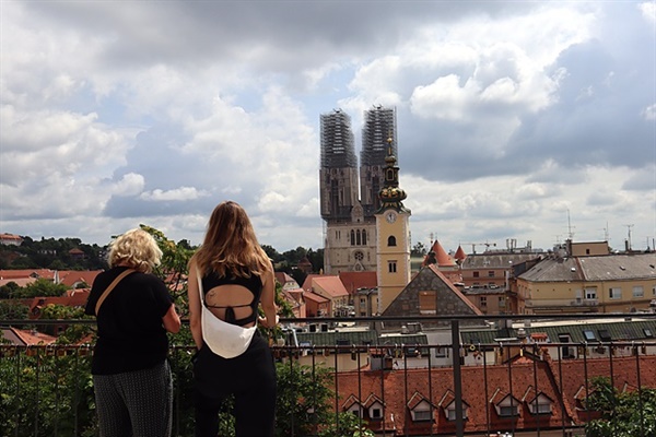 ▲  자그레브 대성당 모습. 약 천 년의 역사를 가진 대성당 내부는 약 5천명이 동시에 예배를 드릴 수 있을 정도로 넓다. 타타르족의 침공, 화재, 지진의 피해를 입은 성당은 아직도 보수 공사 중이다.ⓒ 오문수