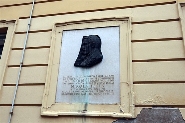▲  '성 마르코 성당'에서 길을 따라 내려가다 건물옆에 새겨진 부조를 만났다. 교류와 라디오 분야에서 위대한 업적을 쌓은 과학자 '테슬라' 부조다. 크로아티아 사람들은 테슬라가 크로아티아 출신이라는 걸 자랑스럭게 여긴다.ⓒ 오문수