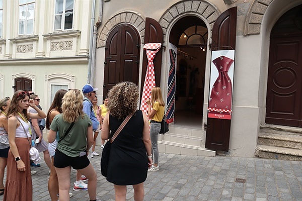 ▲  세계최초 넥타이 가게앞에는 관광객들이 몰려있었다ⓒ 자그레브
