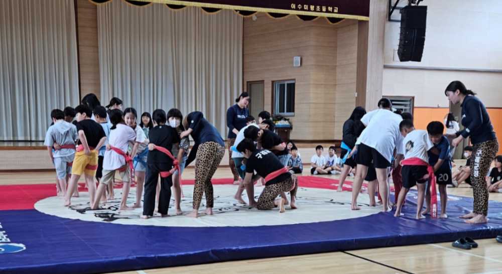 ▲ 영암군 민속씨름단과 구례군 반달곰여자씨름단 선수들이 초등학교 학생들의 꿈을 키워주기 위한 재능기부에 나섰다.