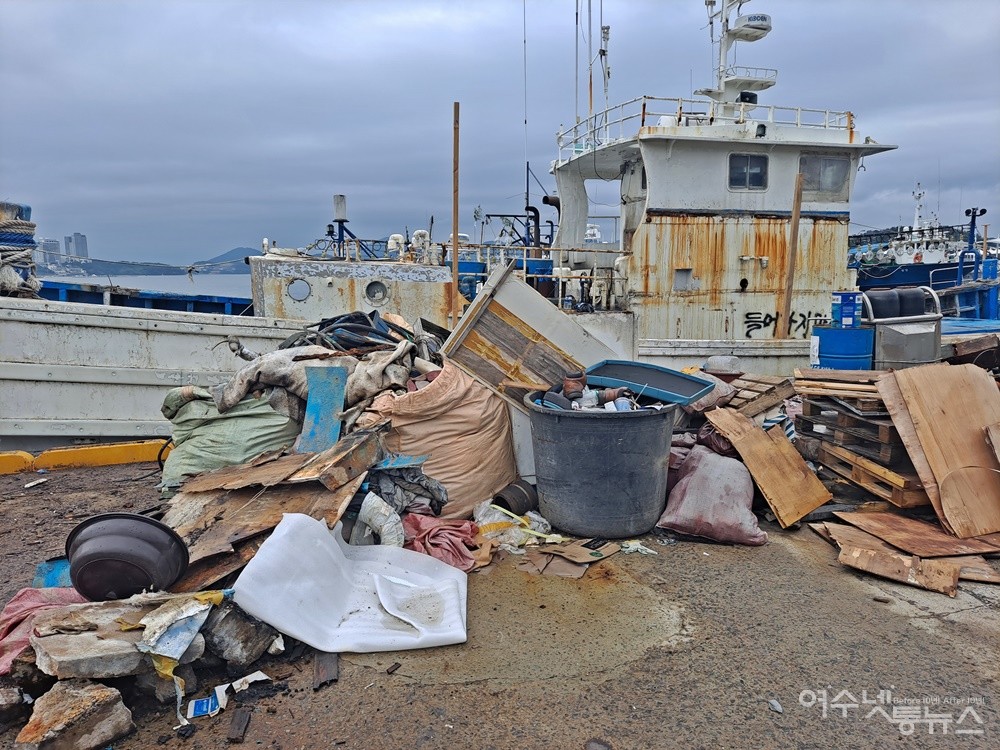 ▲여수 국동항에서 수리 중인 FRP 선박이다. 도로에는 선박 수리 작업 과정에서 나온 폐기물이 가득 쌓여 있다.  ⓒ조찬현
