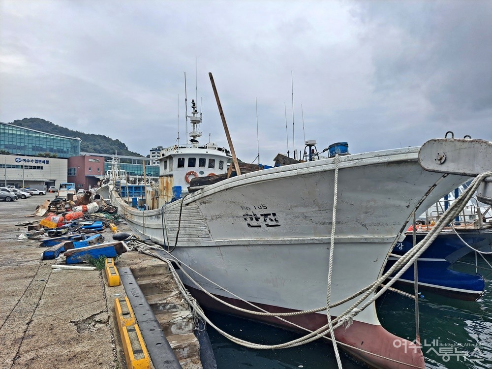 ▲여수 국동항에서 무허가 업체가 수리하고 있는 FRP 선박이다. ⓒ조찬현