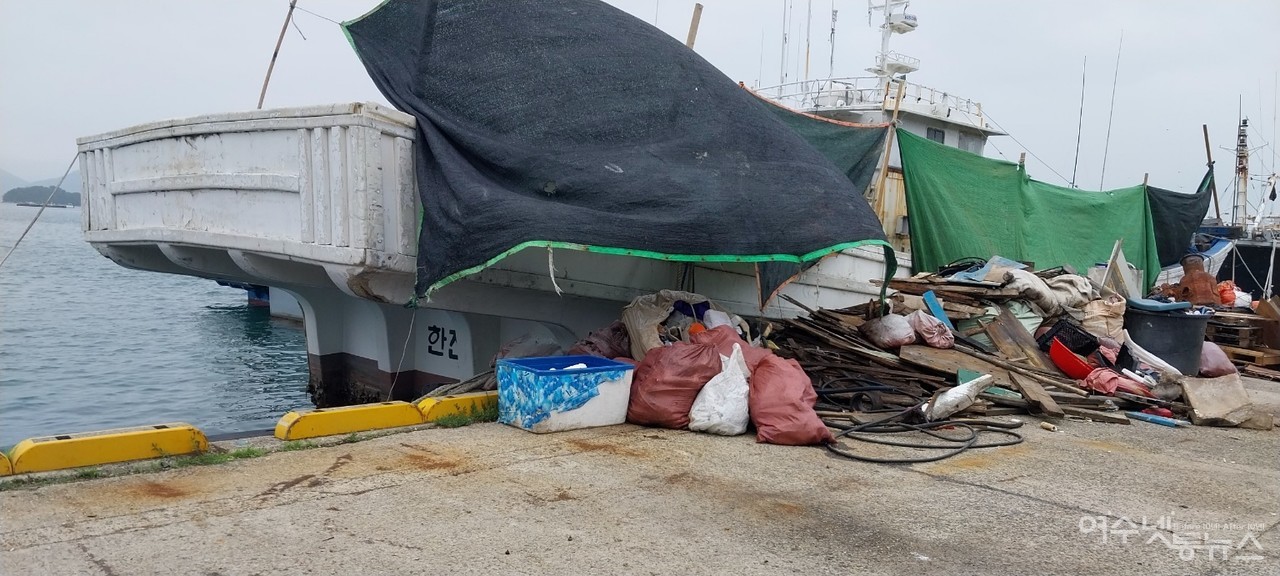 ▲대형 선박이 여수수협 건어물위판장 앞바다에서 천막을 설치 후 수리작업을 하고 있다. ⓒ제보자 제공
