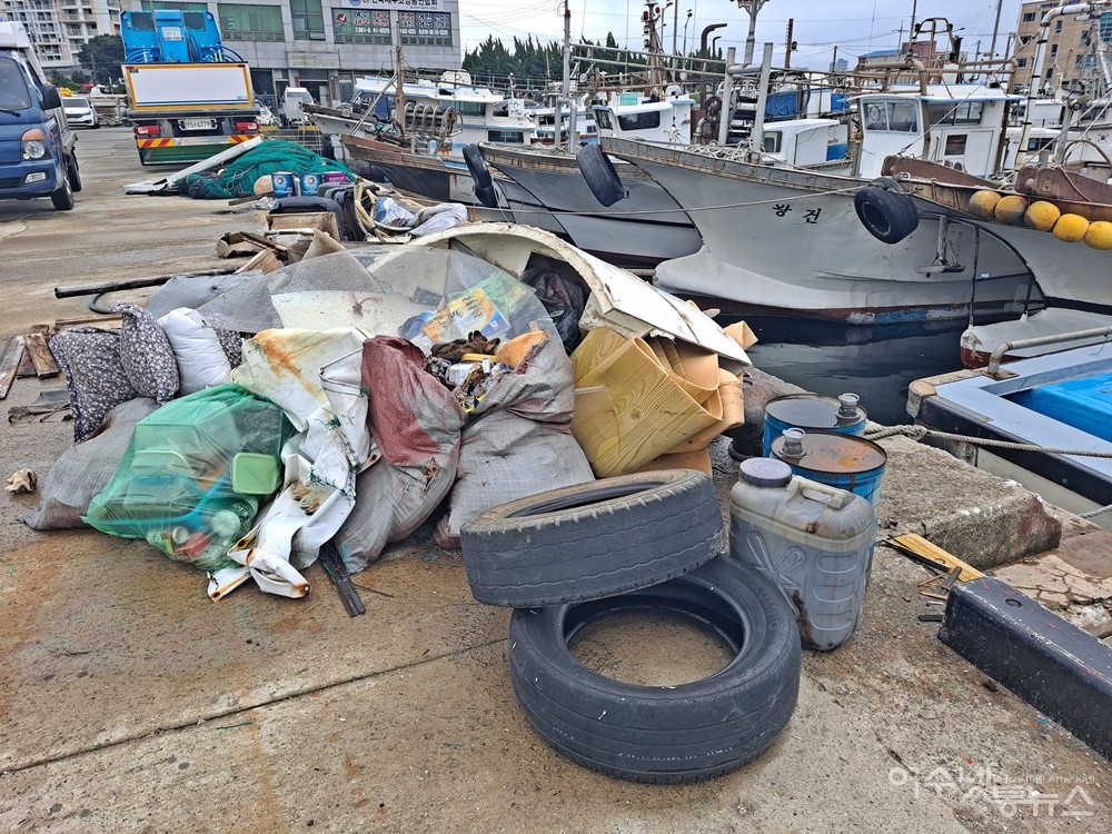 ▲여수 선원회관 근처 도로에는 내다 버린 폐타이어와 생활쓰레기가 가득 쌓여 있다.  ⓒ조찬현