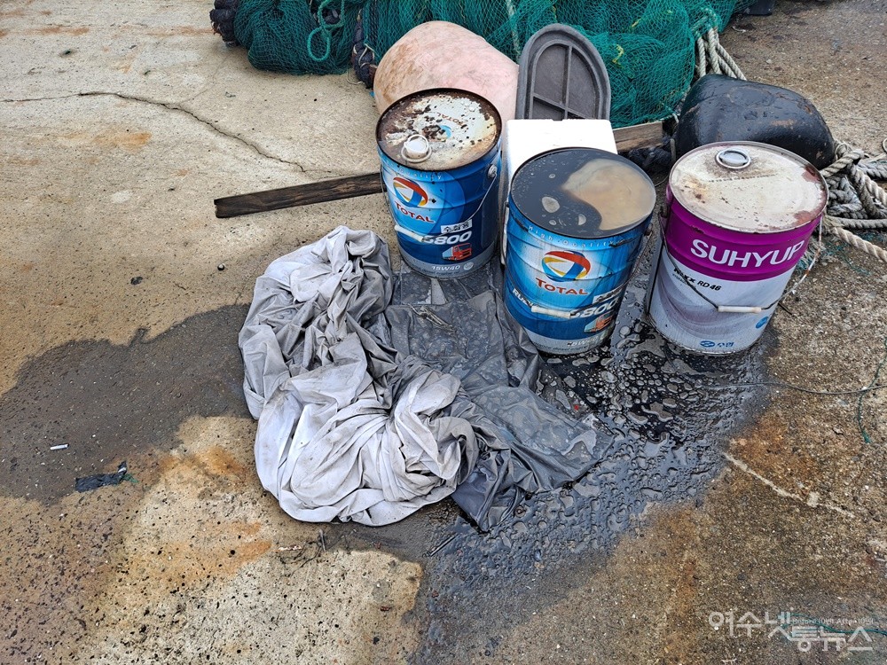 ▲불법 투기한 폐유 깡통에서 기름이 흘러내린다.  ⓒ조찬현