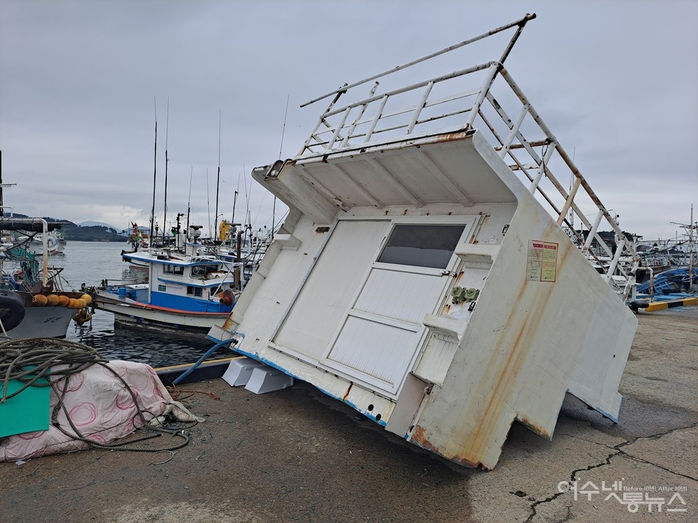 ▲선박에서 떼어낸 거대한 브릿지가 방치되어 있다.  ⓒ조찬현