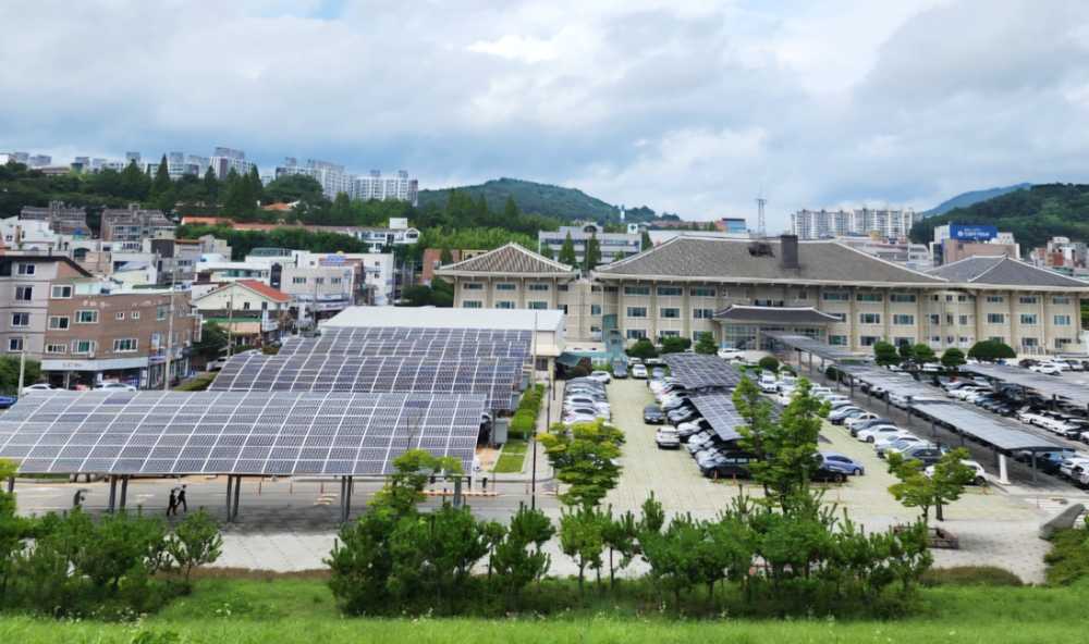 ▲ 여수시청 부지에 설치된 태양광패널