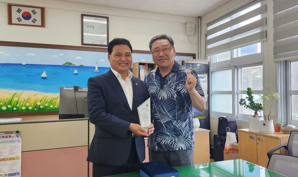 ▲  주종섭 의원이 여수 나진초등학교로부터 감사패를 받았다.