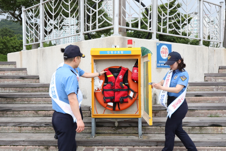 ▲ 인명구조함을 점검하는 여수해경
