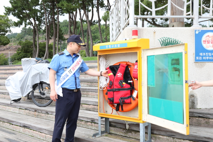 ▲ 인명구조함을 점검하는 최경근 여수해경서장
