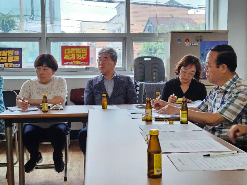 ▲ 여수시청 김태완 일자리경제과장과 소상공인 담당 팀장, 주무관 등 3명이 함께 했다.